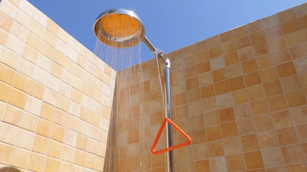 마당에 설치된 샤워기.