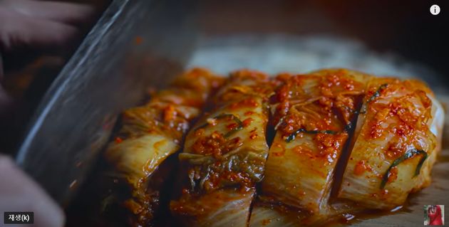 구독자 1400만 명을 보유한 중국 유명 유튜버 리즈치가 김치 담그는 모습과 김치찌개를 끓이는 모습을 보여주며 'Chinese Cuisine'(중국 전통요리)라는 해시태그를 달아 논란이 됐다.