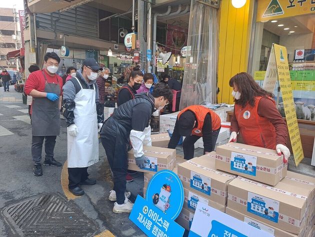 올해 3월 강동구가 구 내에서 수거한 아이스팩을 암사시장 상인들에게 무료로 나눠주고 있다.