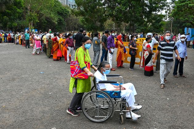 인도 뭄바이에서 사람들이 코로나 백신 접종을 위해 줄을 섰다.