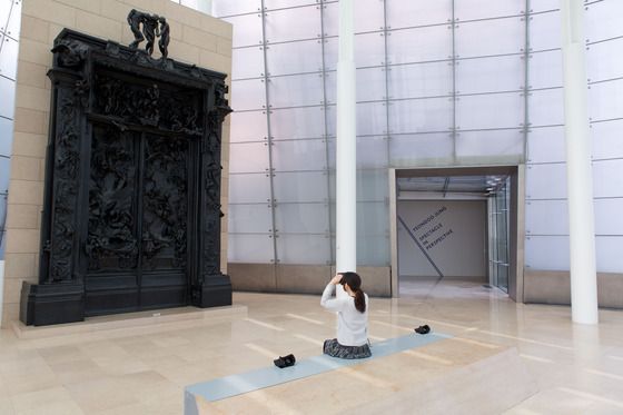 플라토 미술관 로댕 '지옥의 문' 앞에 관람객이 앉아있다.