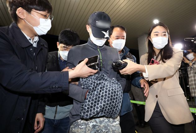 남동생 A씨(20대 후반)가 29일 인천 강화경찰서로 압송되고 있다. 