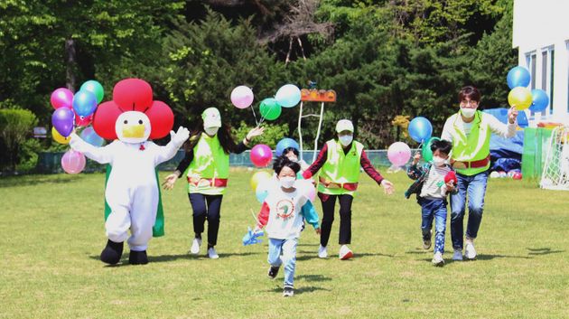 어린이날을 앞둔 3일 경기도 수원시 장안구 보육원 시설인 경동원에서 어린이들이 경기사랑의열매 직원들과 함께 잔디밭을 뛰며 즐거운 시간을 보내고 있다. 