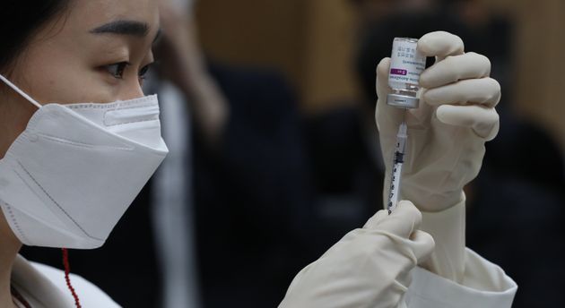 3일 오전 서울 용산구보건소에서 한 의료진이 아스트라제네카 코로나19 백신을 소분하고 있다. 2021.5.3