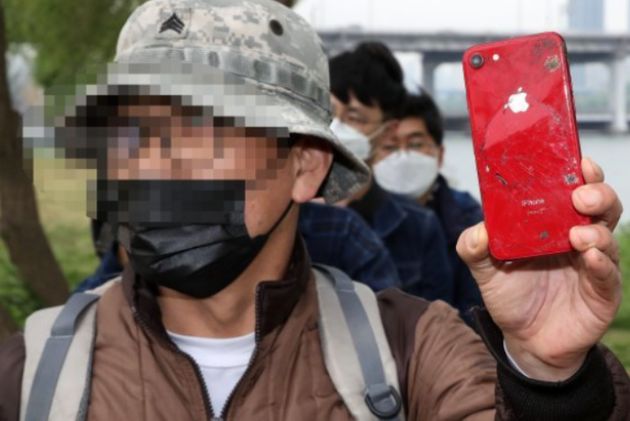 민간구조사 차종욱 씨가 한강 바닥에서 찾아낸 첫 번째 빨간색 아이폰