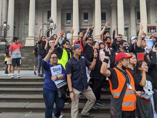 윈 테 우(가운데)가 지난 1일(현지시각) 오스트레일리아 멜버른에서 열린 집회에 참여해 세 손가락을 들어보이고 있다.