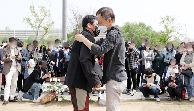 차종욱 민간구조사와 故 손정민 군의 아버지 손현씨(오른쪽)가 어버이날인 8일 오후 서울 서초구 반포한강공원 택시승강장 앞에서 포옹을 나누고 있다