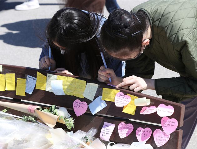9일 오후 서울 서초구 반포한강공원 수상택시 승강장 인근에 마련된 고(故) 손정민씨 추모 공간에서 시민들이 고인을 추모하는 글을 남기고 있다.  