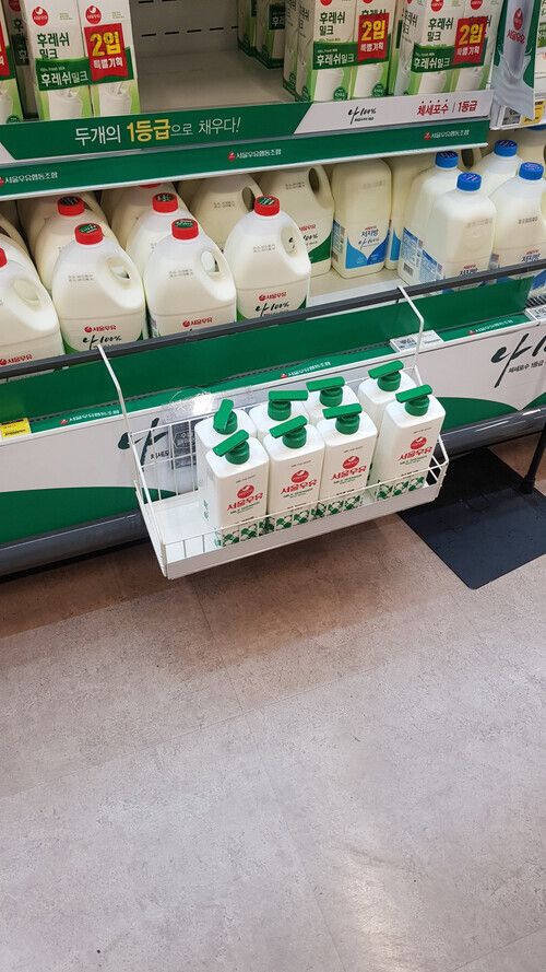지난 15일 부산 홈플러스 아시아드점에 ‘서울우유 바디워시’ 제품이 실제 우유 판매대 옆에 배치돼있다.