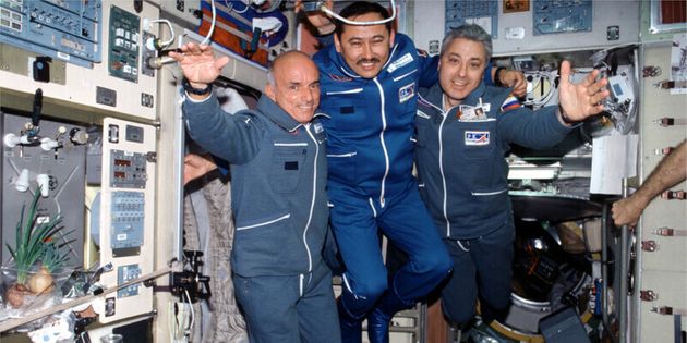 2001년 민간인으로선 처음으로 국제우주정거장을 방문한 데니스 티토(왼쪽).