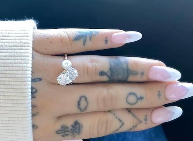 아리아나 그란데가 올린 다이아몬드 반지 사진