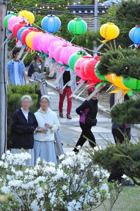 2013년 5월 17일 전북 전주시 효자동 정혜사에서 열린 불기 2557년 부처님 오신날 행사에서 수녀님들이 행사를 지켜보고 있다.