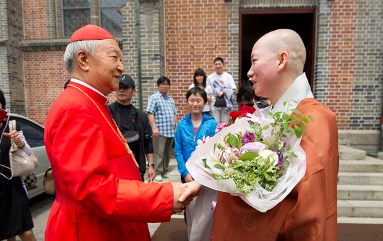 2012년 5월 27일 석가탄신일을 하루 앞두고 명동성당에서 정진석 추기경(왼쪽)과 정율 스님(오른쪽)