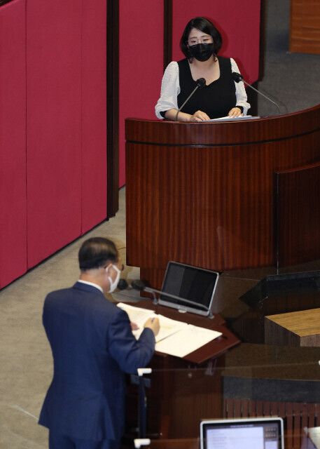 지난 4월18일 국회 대정부질문 중인 용혜인 의원.