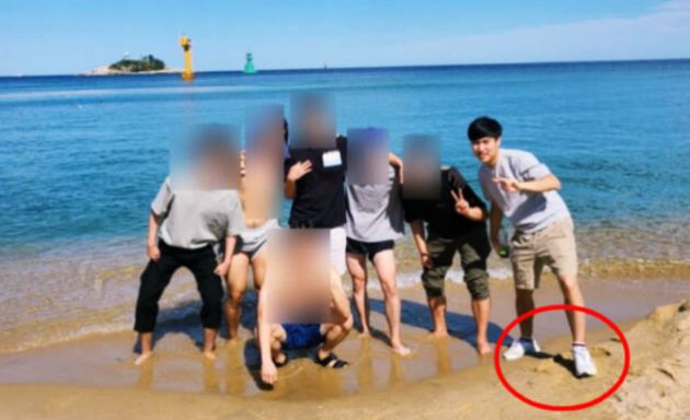  故 손정민 씨 부친 손현 씨가 생전 아들이 물을 무서워해 바닷가에서도 양말을 신었다며 공개한 사진. 