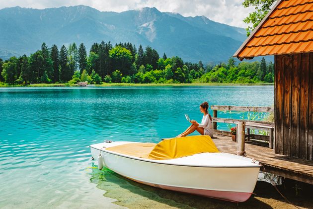 유럽 오스트리아에 있는 '파악' 호수에서 원격 근무를 하며 휴가를 보내는 모습.