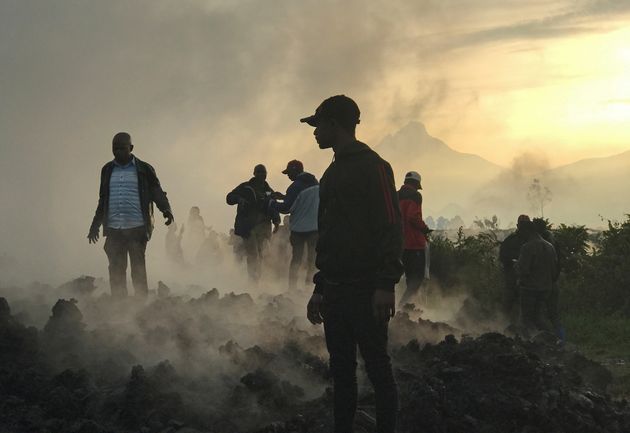 2021년 5월 23일 콩고 니라공고 화산 폭발로 폐허가 된 집 자리를 보고 있는 주민들.