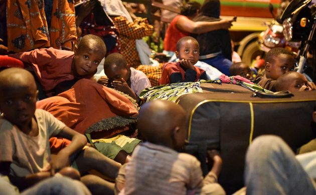 5월 22일 콩고 니라공고 화산 폭발로 고마 지역에 긴급대피령이 떨어졌다. 사람들이 위험을 피해 소지품을 들고 모여들었다.