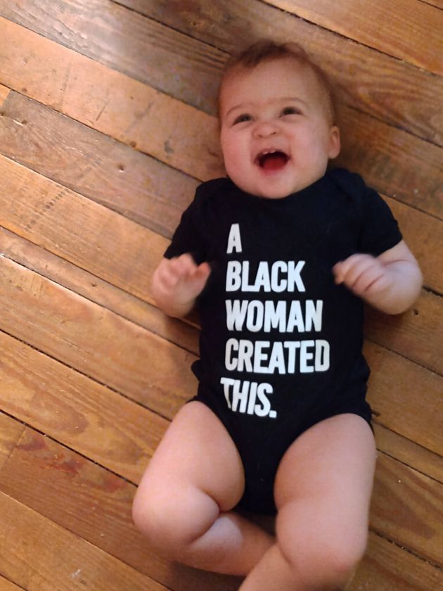 '흑인 여성이 낳았다'라는 옷을 입고 있는 딸 루나
