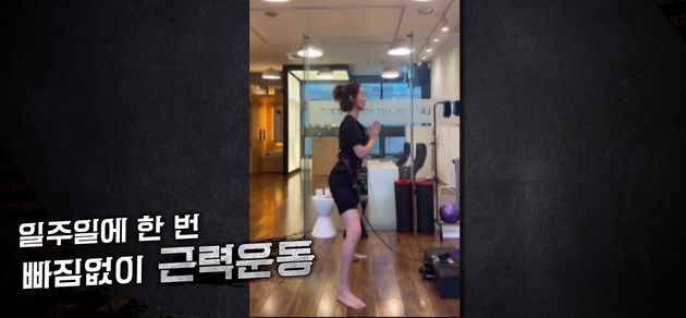 지난해 tvN '나는 살아있다' 출연 때 공개된 김성령의 근력운동 모습 