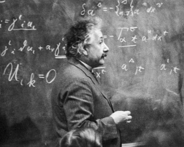 1931년 아인슈타인이 칠판에 공식을 작성하고 있다.