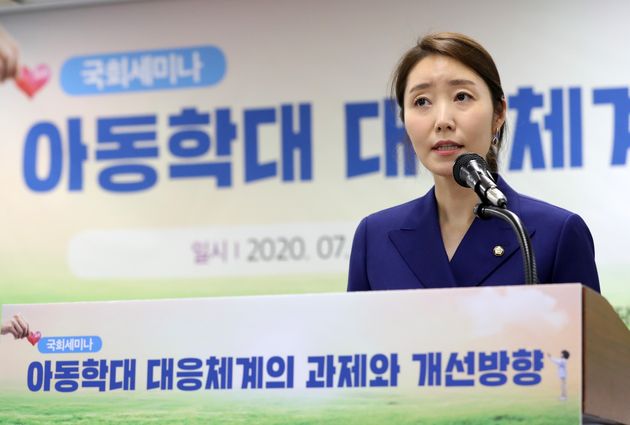 강선우 더불어민주당 의원이 15일 오후 서울 여의도 국회 도서관에서 열린 세미나에서 환영사를 하고 있다.