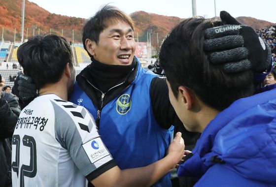 2019년 11월 30일 K리그1잔류를 확정 지은 인천 유나이티드의 유상철 감독이 선수들과 기쁨을 나누고 있다.