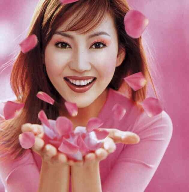 엘지(LG)생활건강 브랜드 라끄베르 모델 김남주. 2001년 3월 광고 이미지로, 당시에는 이렇게 분홍색을 베이스로 한 메이크업이 공주패션과 함께 주기적으로 유행했다. <금발이 너무해> <프린세스 다이어리> 같은 공주영화도 인기였다.