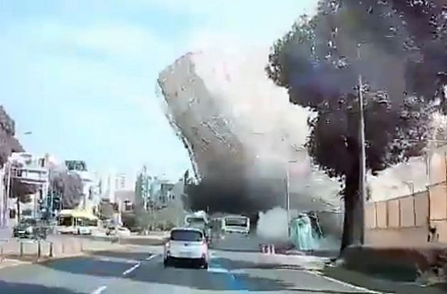9일 오후 4시 22분쯤 광주 동구 학동 학4구역 재개발 현장에서 철거 공사 중이던 5층 건물이 도로 쪽으로 무너지며 지나가던 시내버스를 덮치고 있다.  