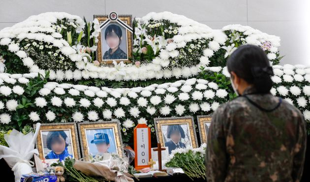 8일 경기 성남 국군수도병원 장례식장에 마련된 고 이모 공군 중사 분향소를 찾은 추모객들이 조문하고 있다. 2021.6.8