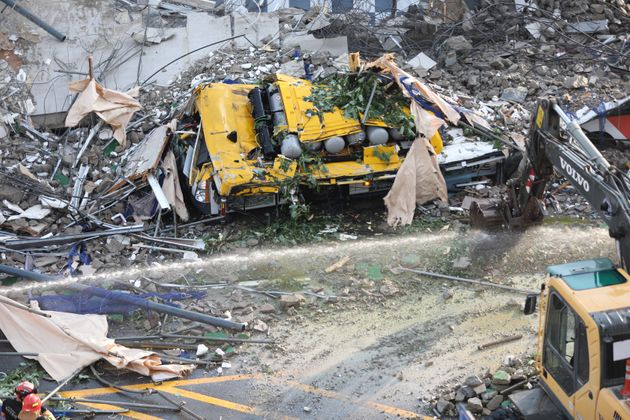 지난 9일 광주 동구 학동에서 철거 중인 건물이 무너지면서 잔해물 더미에 깔린 54번 시내버스. 이번 사고로 총 9명의 시민이 숨졌다. 