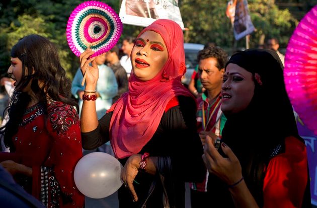 2014년 11월 10일 방글라데시 트랜스젠더 커뮤니티 회원들과 지지자들이 정부가 트랜스젠더를 제3의 성으로 인정한 지 1년이 된 기념으로 집회에 참석했다.