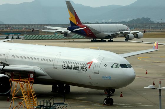 2020년 10월 12일 인천국제공항공사 1터미널 계류장에 있는 아시아나여객기의 모습.
