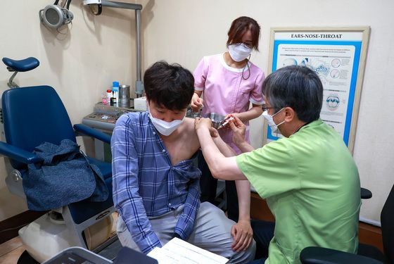 민방위 대원인 이준석 국민의힘 대표가 15일 오전 서울 노원구의 한 병원에서 코로나19 백신(얀센)을 접종하고 있다.