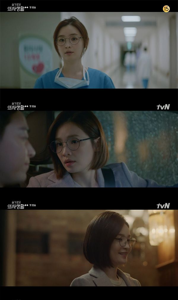 6월 17일 방송된 tvN 목요드라마 ‘슬기로운 의사생활2’ 첫화에서 이익준(조정석)은 채송화(전미도)에게 거절당했고, 유연석(안정원)과 신현빈(장겨울)은 길거리 백허그도 불사하는 닭살커플이 됐다. 