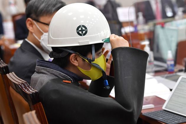 류호정 정의당 의원이 지난해 10월 15일 서울 여의도 국회에서 열린 산업통상자원중소벤처기업위원회의의 국정감사에서 배선 노동자의 작업복을 입고 질의를 하고 있다.