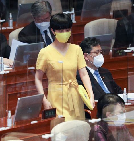 류호정 정의당 의원이 지난해 9월 17일 오후 서울 여의도 국회 본회의장을 나서고 있다. 류 의원은 그동안 국회의 권위주의적 문화에 반기를 드는 차원에서, 본인이 발의한 법안 제정을 촉구하려는 목적으로 패션을 활용해왔다. 