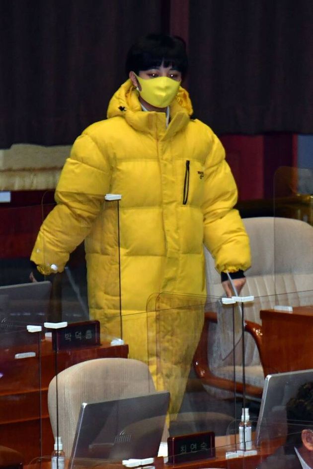 류호정 정의당 의원이 지난해 12월 9일 오후 서울 여의도 국회에서 열린 본회의에 참석하고 있다. 류 의원은 그동안 국회의 권위주의적 문화에 반기를 드는 차원에서, 본인이 발의한 법안 제정을 촉구하려는 목적으로 패션을 활용해왔다. 