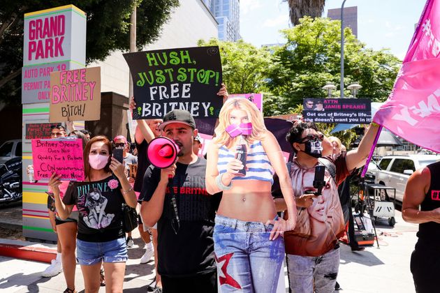 6월 23일 브리트니스 스피어스에게 자유를 달라는 운동을 벌이고 있는 '프리 브리트니(#FreeBritney)' 운동가들이 캘리포니아 주 로스엔젤레스에서 열린 브리트니 스피어스에 대한 관리 청문회에서 LA 대공원에서 시위를 벌이고 있다.