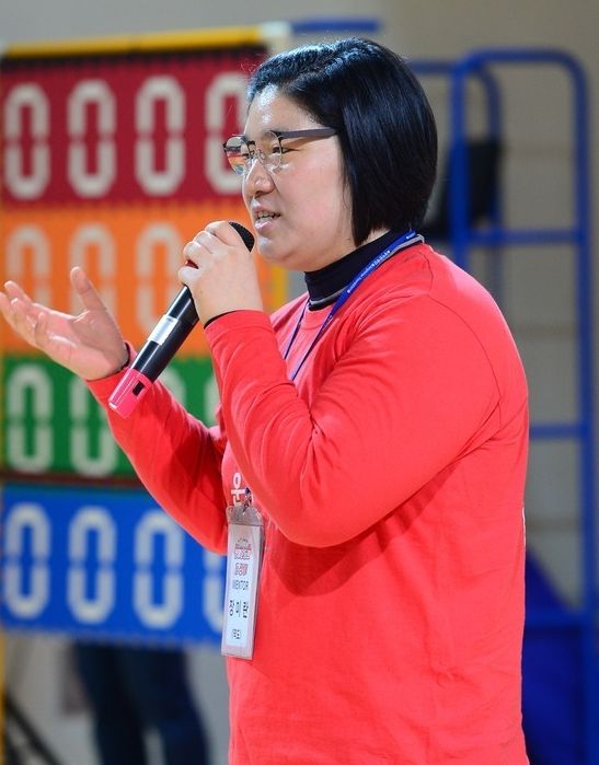 2015년 장미란 선수의 모습. 장미란 재단 '2015 장미운동회'에서 인사말을 하고 있다.
