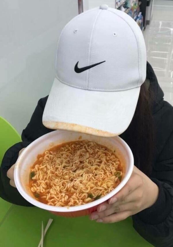 왕뚜껑 국물을 마시다가 흰 모자에 묻혀버린 네티즌. 일명 왕뚜껑 국물 '찍먹' 모자