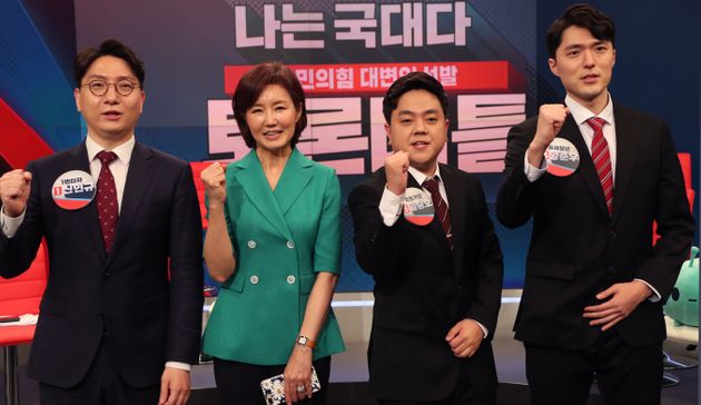 6월 30일 서울 중구 TV조선 스튜디오에서 열린 국민의힘 대변인 선발을 위한 토론 배틀 '나는 국대다(국민의힘 대변인이다)' 에서 4강에 진출한 신인규(왼쪽부터), 김연주, 임승호, 양준우 후보가 기념촬영을 하고 있다.&nbsp;