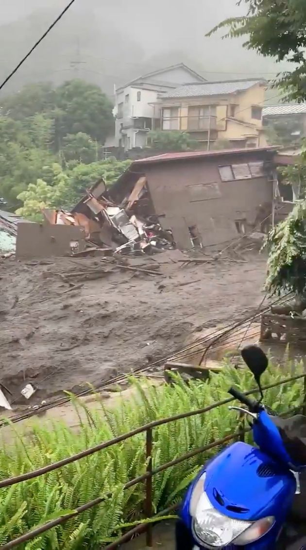 2021년 7월 3일 일본 시즈오카 현 아타미 시에서 집중호우로 촉발된 산사태 이후 진흙과 건물이 파손된 모습이 소셜네트워크서비스(SNS)를 통해 포착된 스틸 영상이다.