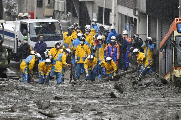 교도통신이 찍은 2021년 7월 4일 일본 도쿄 서부 아타미 이즈산지구에서 경찰이 폭우로 인한 산사태 현장에서 수색구조 작업을 벌이고 있다.