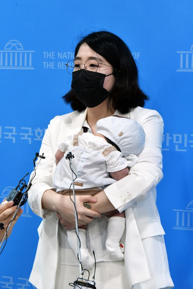 기자회견 후 기자들의 질문에 답하는 용혜인 의원.