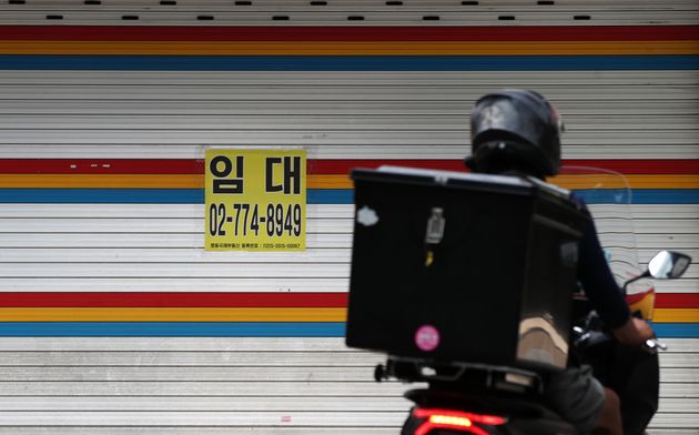  9일 서울 중구 명동거리의 한 상가에 임대 안내문이 붙어 있다.  