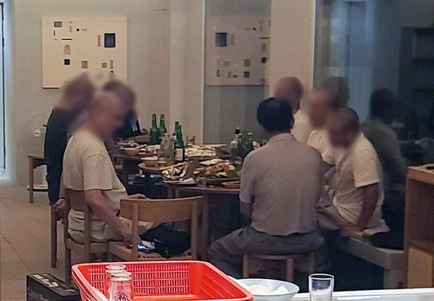 승려들이 사찰 소유의 임대 영업 숙박시설에서 술과 음식을 먹고 있다.