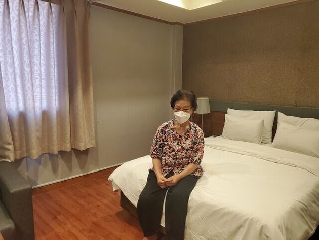 21일 야간 무더위 쉼터로 운영되는 서울 노원구의 호텔 침대에서 김기분(75)씨가 휴식을 취하고 있다. 