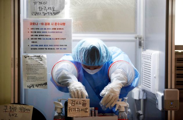 전국 대부분 지역에 폭염특보가 내려진 23일 광주 북구선별진료소에서 더위에 지친 의료진이 부스 안에서 고개를 떨구고 있다.