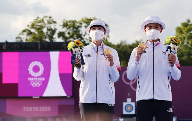 도쿄올림픽 혼성단체 결승전에서 금메달을 획득한 안산과 김제덕.
